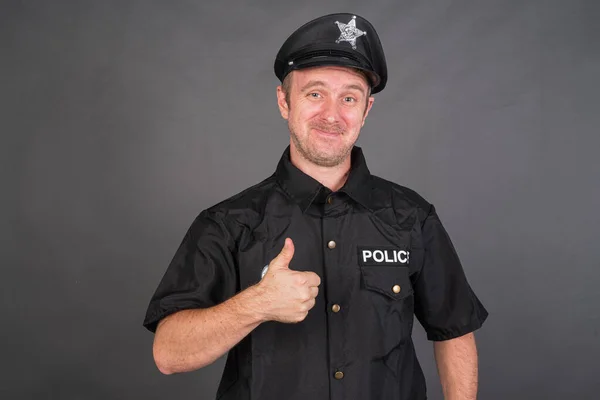 Porträtt Lycklig Vit Man Klädd Polisuniform Kostym Och Tummen Upp — Stockfoto