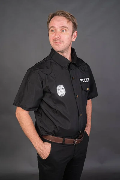 Retrato Hombre Caucásico Vestido Con Uniforme Policía Contra Fondo Gris —  Fotos de Stock