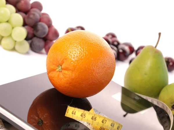 Escala com frutas frescas — Fotografia de Stock