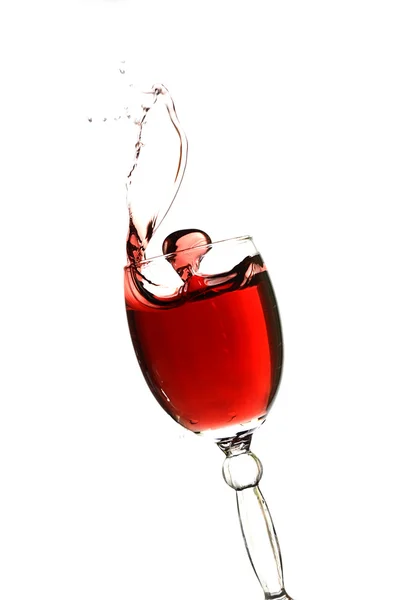 Spritzendes Glas Rotwein — Stockfoto