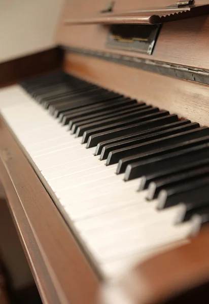 Vecchio pianoforte verticale — Foto Stock