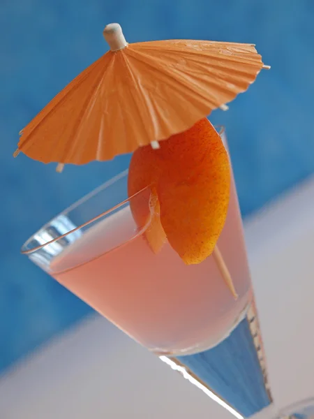 用一把雨伞的鸡尾酒 — 图库照片