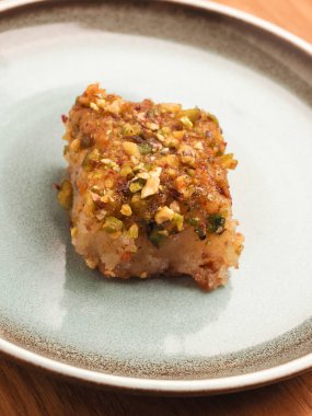 Şekerli Suriye irmik keki, mavi seramik tabakta lezzetli harisse, Suriye tatlısı.