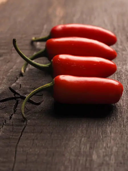 Négy Frissen Betakarított Házi Csípős Paprika Egy Rusztikus Konyhaasztalon Kertészkedés — Stock Fotó