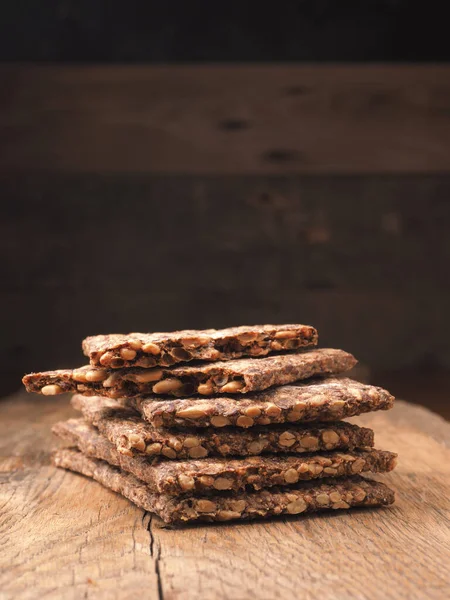 Stacked Organiczny Chleb Chrupki Rustykalnym Drewnianym Stole Zdrowe Jedzenie Lub — Zdjęcie stockowe