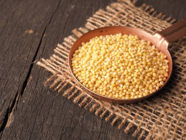 Bakır kâse organik darılarla dolu, sağlıklı gıda konsepti.