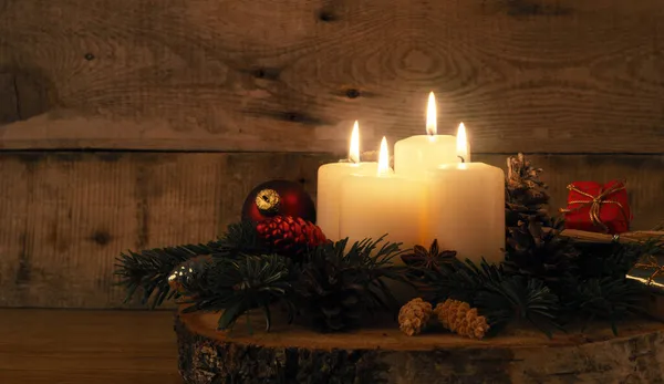 Čtvrtý Adventní Čtyři Svíčky Hoří Rustikálním Dřevěném Stole Vánoční Výzdobou — Stock fotografie