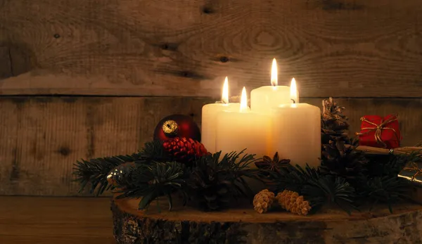 Cuarto Adviento Cuatro Velas Encendidas Una Mesa Rústica Madera Con — Foto de Stock