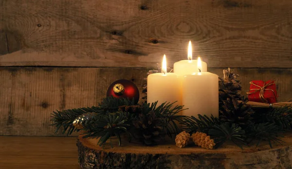 Třetí Adventní Tři Svíčky Hoří Rustikálním Dřevěném Stole Vánoční Výzdobou — Stock fotografie