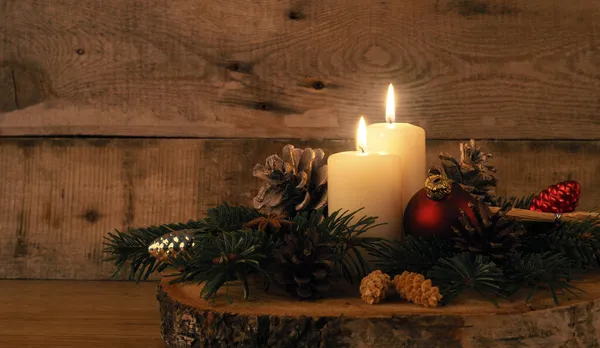 Druhý Adventní Dvě Svíčky Hořící Rustikálním Dřevěném Stole Vánoční Dekorací — Stock fotografie