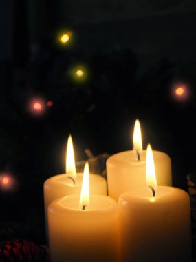 Karanlık bir oturma odasındaki dört yanan Advent mumunu kapat, yazı için yer, mevsimlik arkaplan
