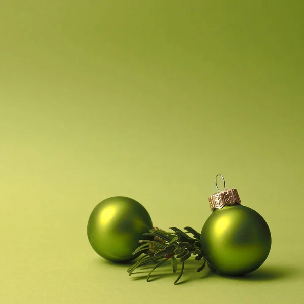 Πράσινο Vintage Χριστουγεννιάτικα Στολίδια Ένα Πράσινο Φόντο Χώρο Για Κείμενο — Φωτογραφία Αρχείου