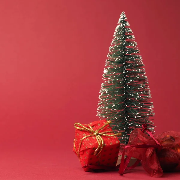 Piros Karácsonyi Ajándék Doboz Arany Dekoráció Egy Piros Papír Háttér — Stock Fotó