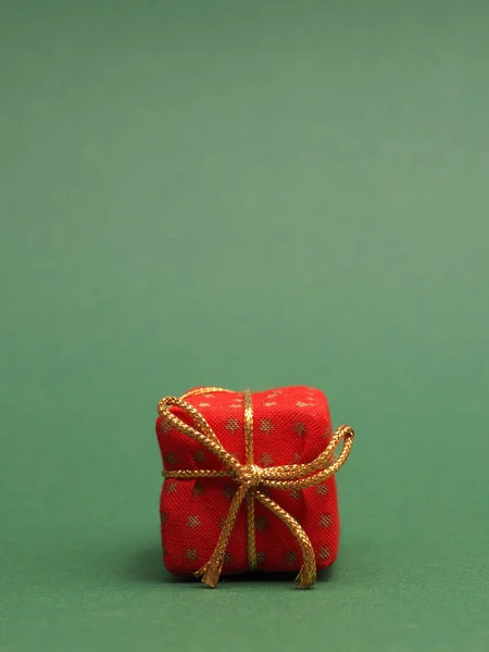 红色礼品盒 绿色背景 有文字或图像空间 季节性假日概念 — 图库照片