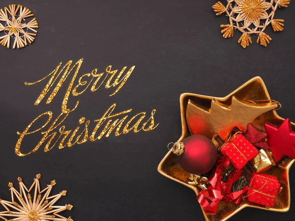 Χριστουγεννιάτικο Φόντο Χρυσά Και Κόκκινα Διακοσμητικά Αντικείμενα Μαυροπίνακα — Φωτογραφία Αρχείου