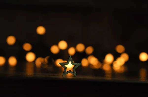 Kleine Houten Sar Vorm Tegen Wazig Kerstlicht — Stockfoto