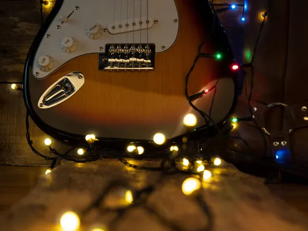 Guitarra Vintage Usada Velha Com Luzes Natal Uma Prancha Madeira — Fotografia de Stock