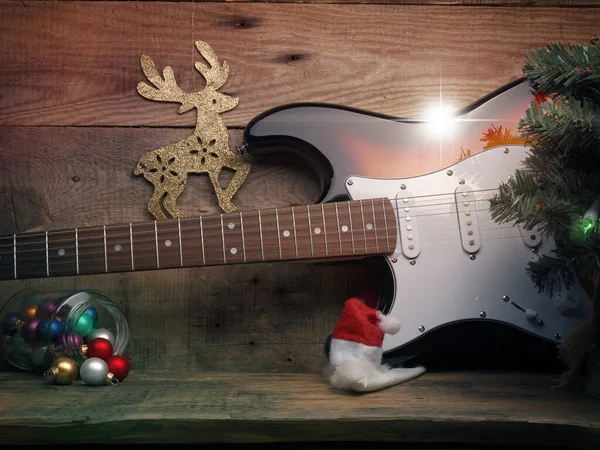 Guitarra Vintage Usada Velha Com Luzes Natal Piso Madeira Conceito — Fotografia de Stock