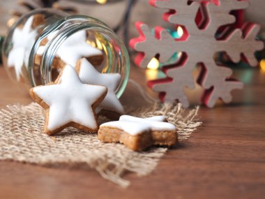 Ahşap bir masa üzerinde Noel süslemesi olan tarçın yıldızları, mevsimlik veya bayram yemekleri