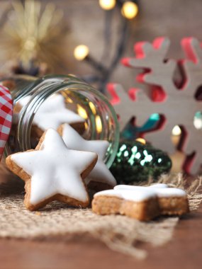 Ahşap bir masa üzerinde Noel süslemesi olan tarçın yıldızları, mevsimlik veya bayram yemekleri