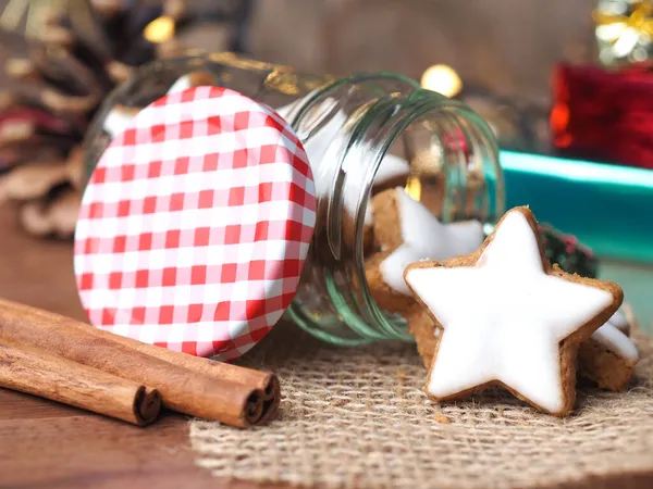 Ahşap bir masa üzerinde Noel süslemesi olan tarçın yıldızları, mevsimlik veya bayram yemekleri
