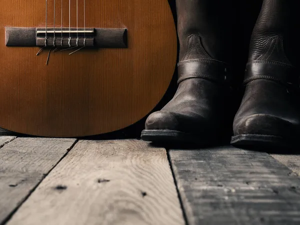 Velhas Botas Cowboy Com Uma Guitarra Acústica Madeira Celeiro Espaço — Fotografia de Stock