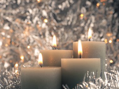 Dördüncü Advent mum yanığı, metin boşluğu olan gümüş arkaplan