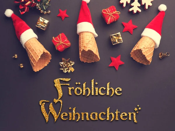 Рождественские Подарочные Коробки Выпадают Мороженого Конус Украшен Шляпой Санты Немецкие — стоковое фото