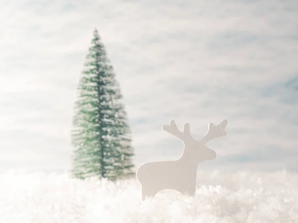 Karda Noel Ağacı Olan Küçük Ren Geyiği Ahşap Figürü Mesajınız — Stok fotoğraf