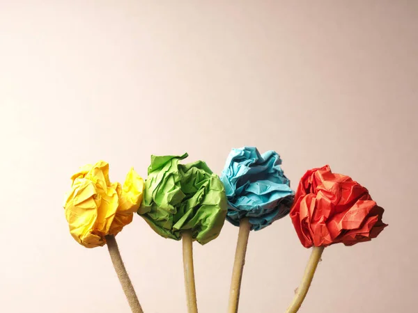 Çiçek Bahar Yaratıcı Kavram Olarak Renkli Kağıt Topları Olan Dört — Stok fotoğraf