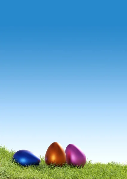 Três Ovos Páscoa Coloridos Fundo Grama Usando Como Pano Fundo — Fotografia de Stock