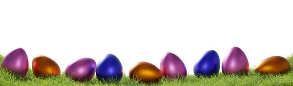 Muitos Ovos Páscoa Coloridos Uma Fileira Grama Fundo Branco Usando — Fotografia de Stock