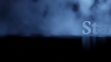 Sözcükler şimdi yoğun dumanla başlıyor. Spot ışığı, 3 boyutlu animasyon.