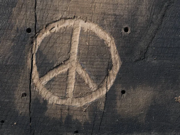 Het Vredessymbool Gesneden Hout Met Beitels Vredesconcept Mondiale Solidariteit — Stockfoto