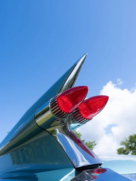 Eski Klasik Bir Amerikan Arabasının Arka Lambası Güneşli Bir Yaz — Stok fotoğraf