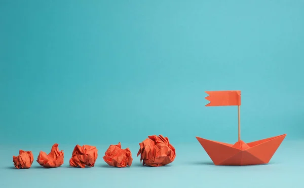 Buruşuk Kağıt Toplar Bir Tekne Dönüşüm Veya Takım Çalışması Yaratıcılık — Stok fotoğraf