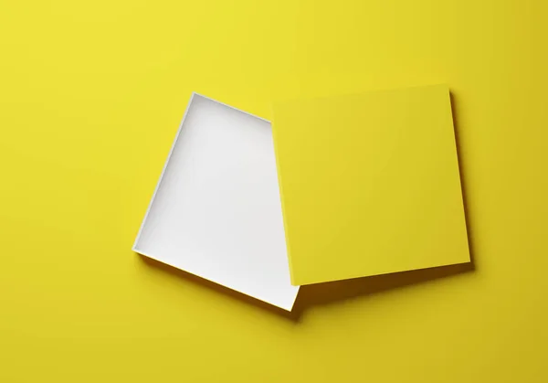 Otevřít Žlutou Dárkovou Krabici Nebo Balíček Žlutém Pozadí Modelovat Nebo — Stock fotografie