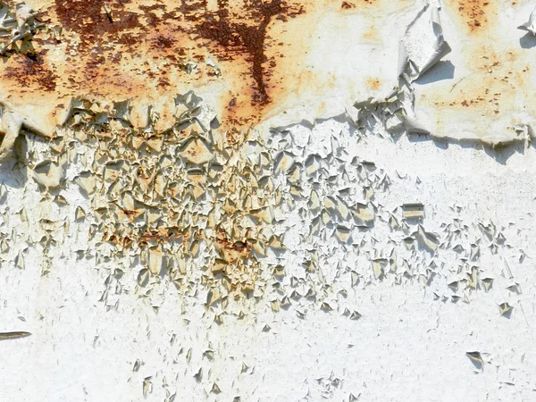 Старая металлическая пластина с потрескавшейся белой глянцевой краской — стоковое фото