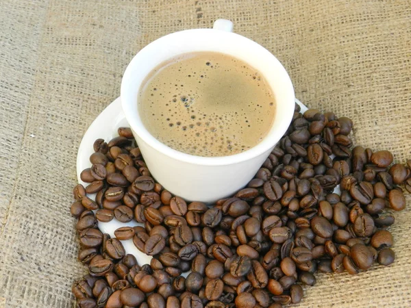 コーヒーたてとコーヒー豆 — ストック写真