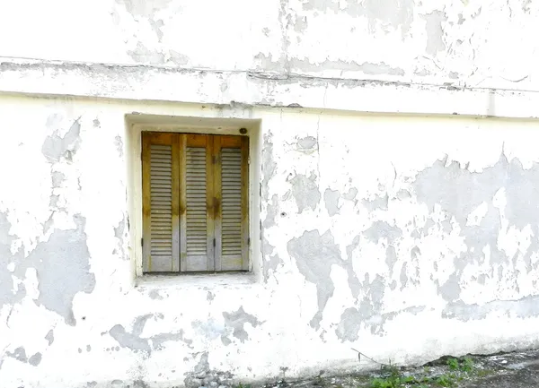 Una vecchia finestra di legno — Foto Stock