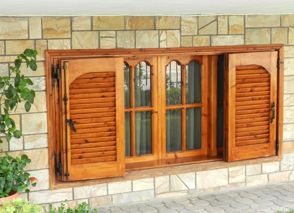 Holzfenster mit Rollläden — Stockfoto
