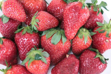 kırmızı sulu çilekler