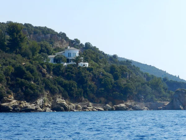 Tradiční hous na pobřeží ostrova skiathos — Stock fotografie