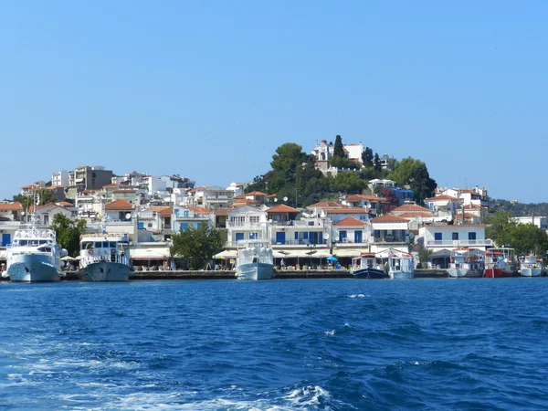 O porto na ilha grega de Skiathos — Fotografia de Stock