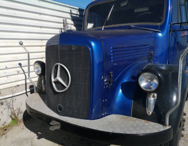 Katerini, Yunanistan, 19 Şubat. 2022: Eski mavi Mercedes Benz L325 kargo kamyonu ön görüntüsü