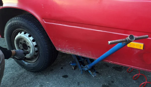 타이어 타이어를 교체하는 자동차 정비공 — 스톡 사진