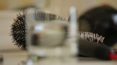 bir tablo üzerinde fırçalar
