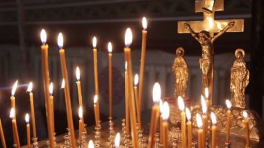birçok mum Hristiyan haçı yaktı.