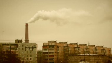 Fabrika boru şehirde buharlarının.