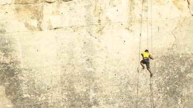 Adam dağ tırmanışı